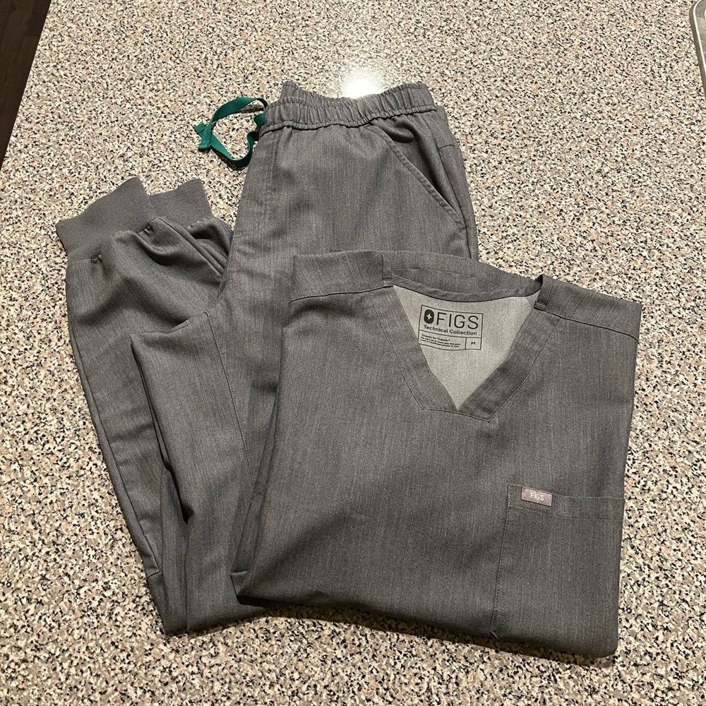 Mens Grey fig scrub set. Medium top and large jogger bottoms